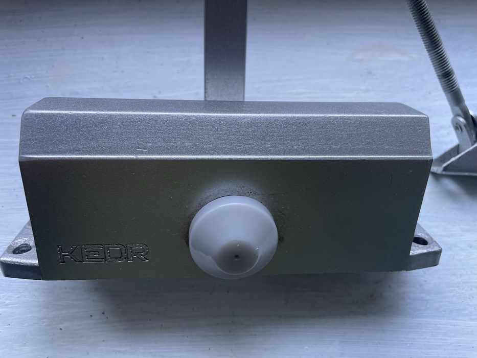 Дотягувач (доводчик) для дверей б/в