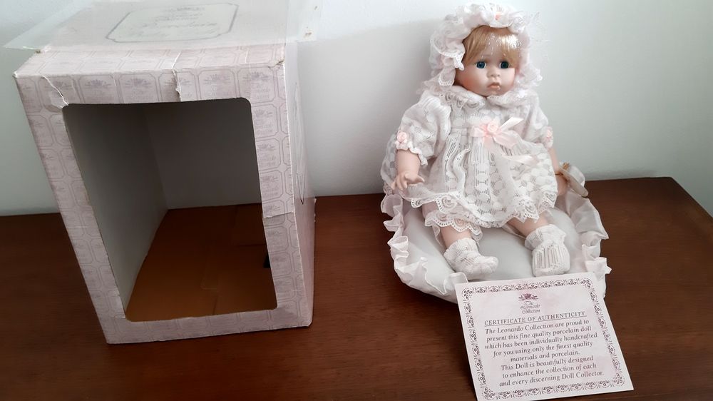 Boneca em porcelana com caixa