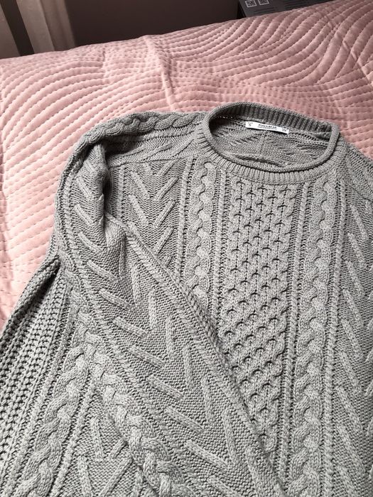 Szary sweter z wzorem