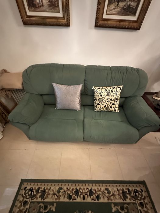 Sofa verde esta em bom estado