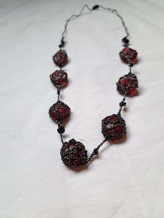 Naszyjnik handmade z kamieniami w kolorze burgundu