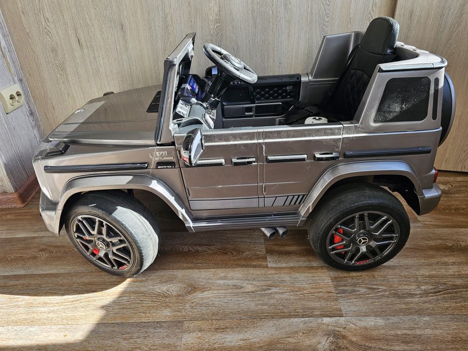 Дитячий елкутромобіль з пультом Mercedes