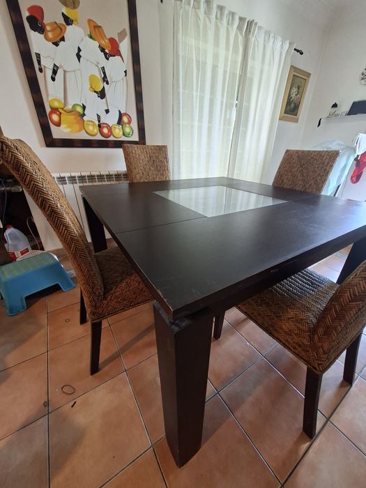 Mesa de jantar e 4 cadeiras