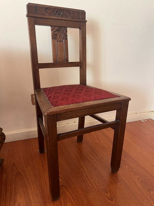 Cadeira Antiga em Madeira com Estofo Vermelho – Rústica e Elegante