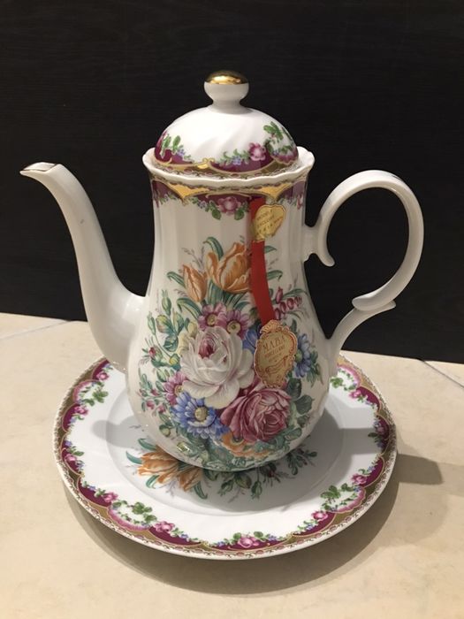 Conjunto Bule e Prato de Porcelana M.A.B.A