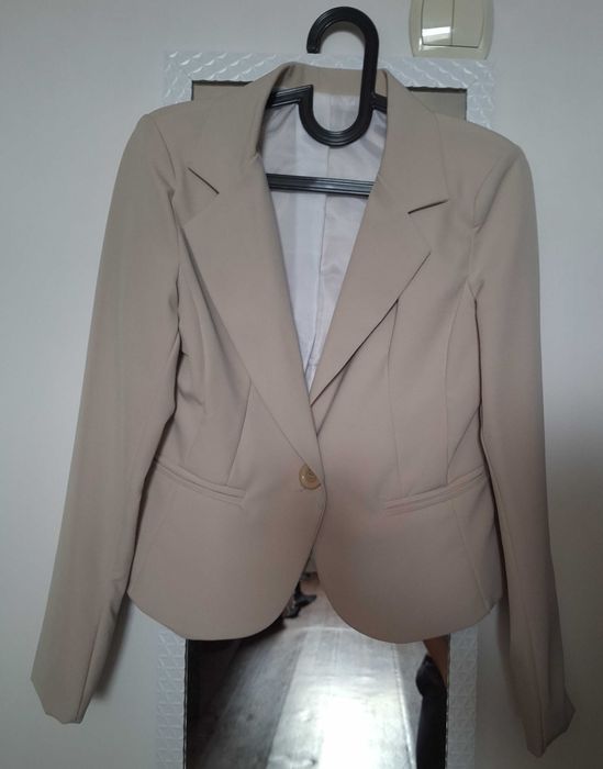 Beżowy krótki żakiet