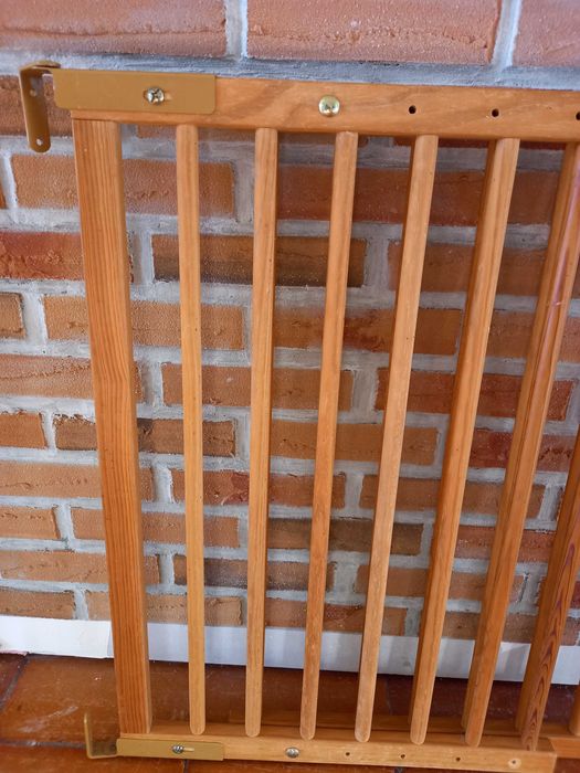 Barreira de proteção em madeira para escadas extensível