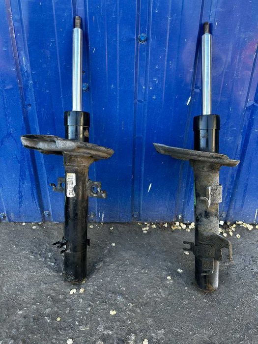 Стойки передние Nissan Rogue