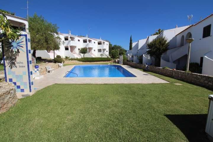 Alporchinhos T2 com Piscina a 500 metros praia