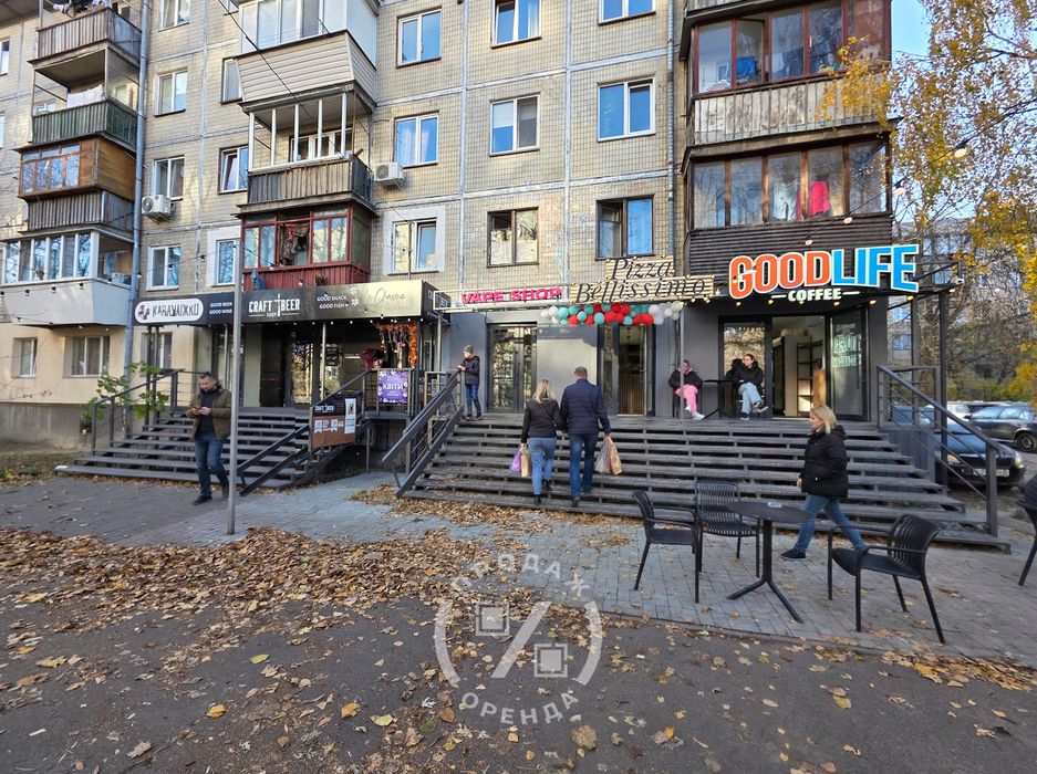 Фасад біля дверей АТБ! Діюча кав’ярня Goodlife, окупність менше 10 р.