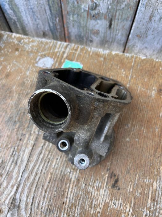 Кронштейн масляного фильтра Volkswagen Audi Skoda