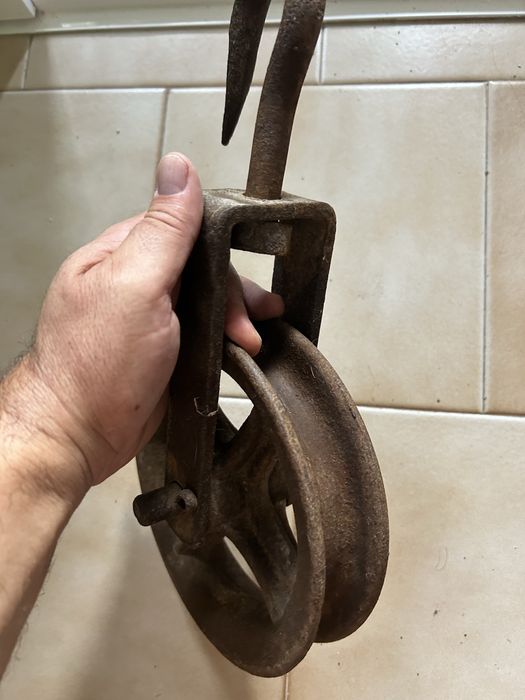 Roldana / polia em ferro maciço com gancho 19.50 cm diâmetro