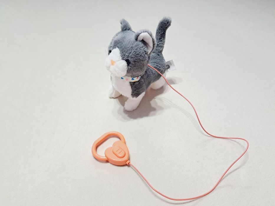 Interaktywny kotek Daisy na smyczy chodzi miauczy Smiki