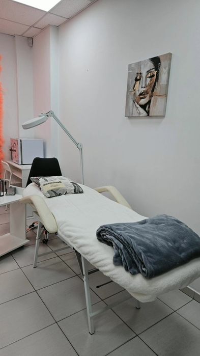 Продам салон краси на позняках. 100кв.Не велика оренда.4 кімнати і хол