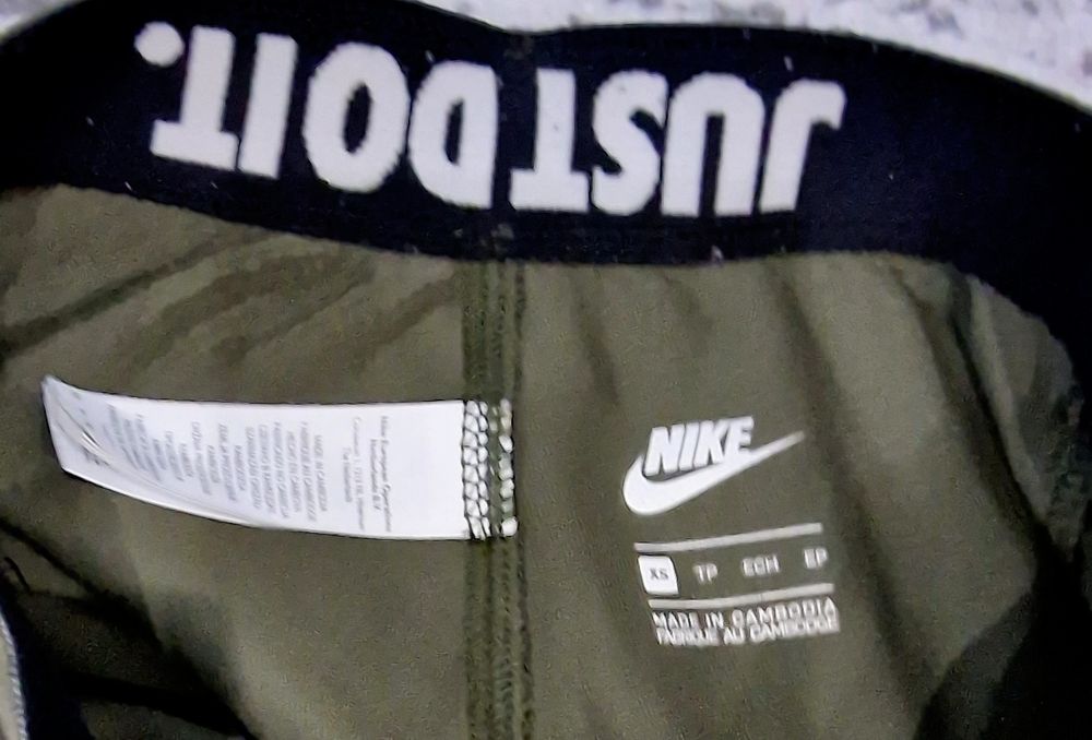 Legginsy bawełniane z nadrukiem khaki ," Nike"