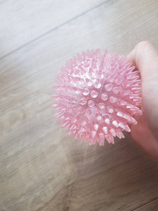 Zabawka dla psa PIŁKA PISZCZĄCA z kolcami jeżyk