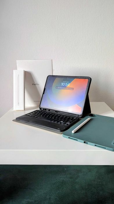 Zestaw: iPad Pro 11" Wi‑Fi + Cellular 256 GB Space Gray, Apple Pencil 2. gen, 2 etui, klawiatura, szkło matowe hartowane, oryginalne pudełka