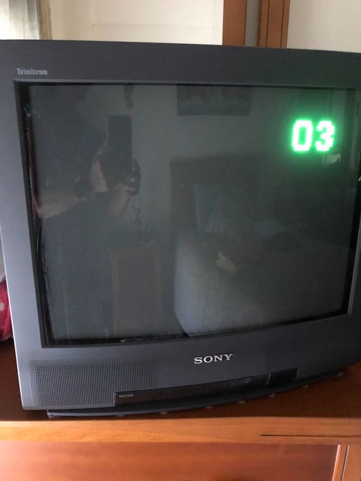 Sony Trinitron KV-21R1E – 21" CRT – Ideal para Retro Gaming – Comando Original