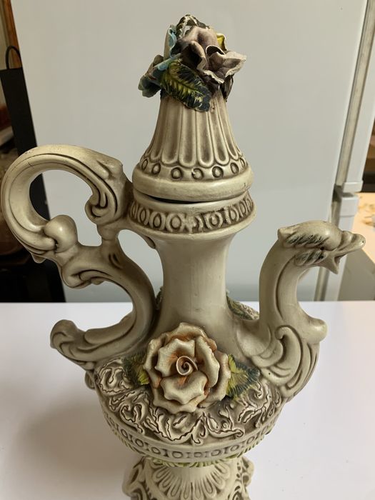 Jarra trabalhada com flores em relevo