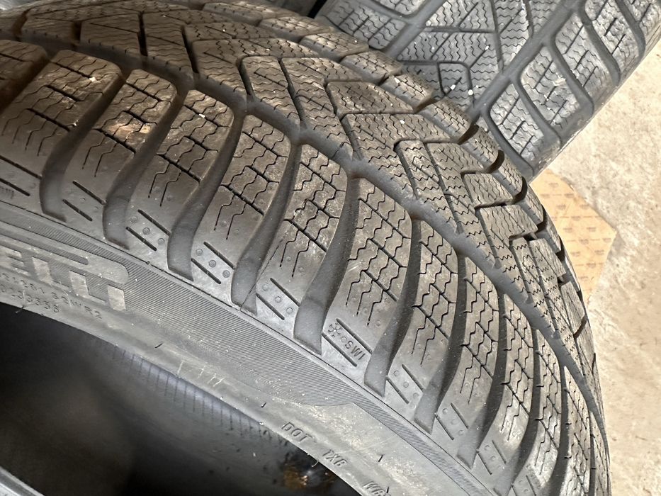 Резина зимная.   Continental.   235.45.18    Romania