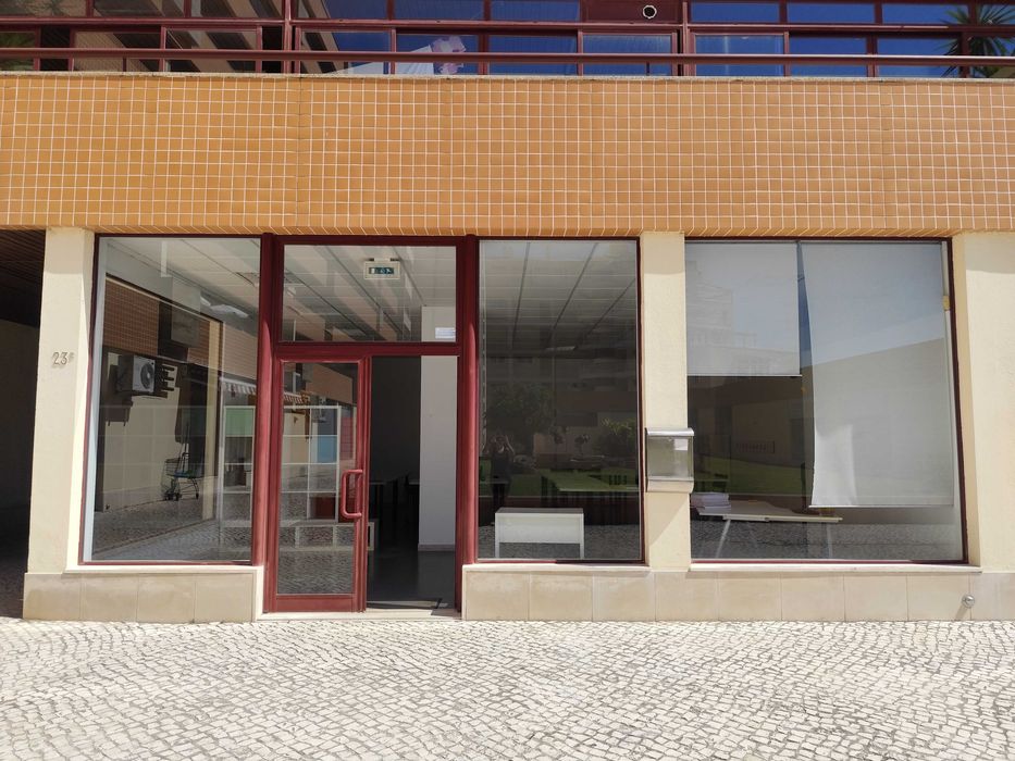Loja para Arrendamento – Espaço Versátil com Excelente Luz Natural