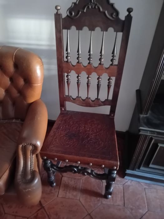 Mesa de Jantar e 8 cadeiras (Madeira)