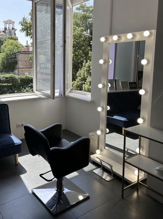 Біле дзеркало з лампочками у повний зріст на колесах