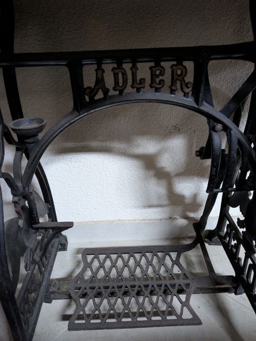 Máquina de costura Adler antiga a pedal - completa e original