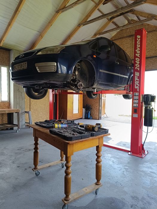 Оренда гаража з підйомником