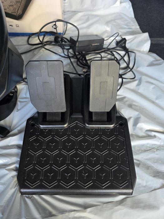 Volante com pedais THRUSTMASTER