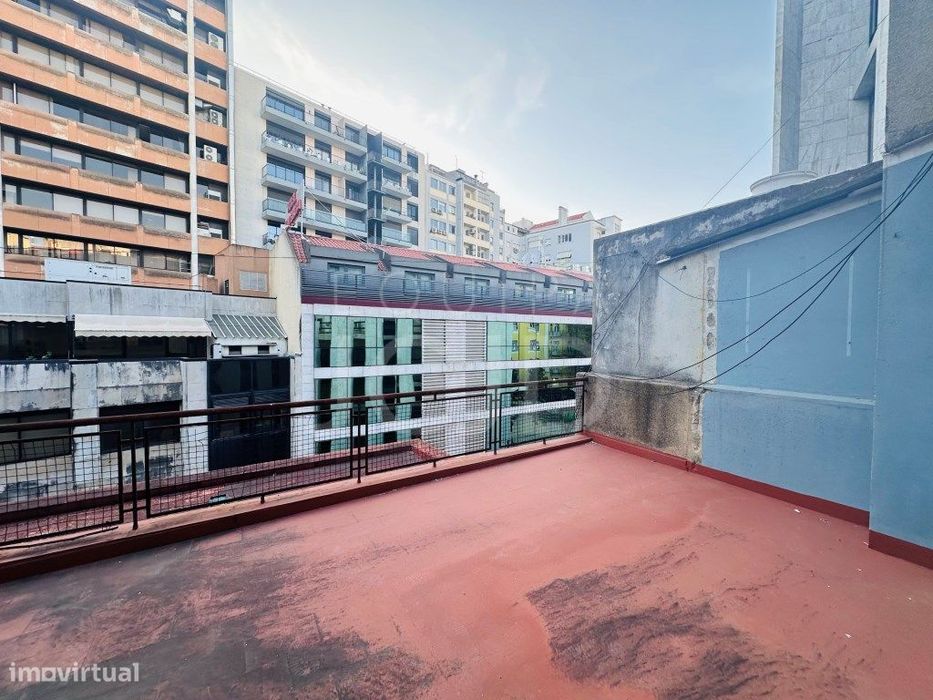 Apartamento T0+1 com Grande Terraço e Sótão - Avenidas Novas, Lisboa