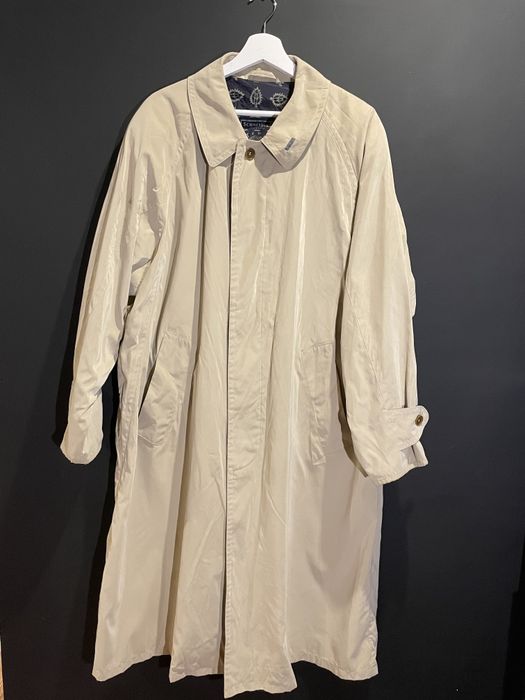 Beżowy trencz męski