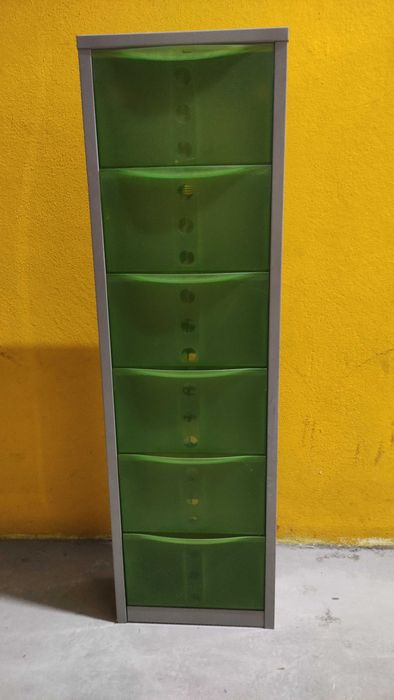 Estante de CDs em alumínio com gavetas translúcidas verdes