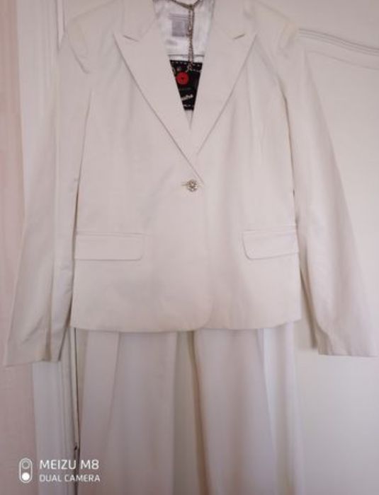 Жіночі брючні костюми Castro.