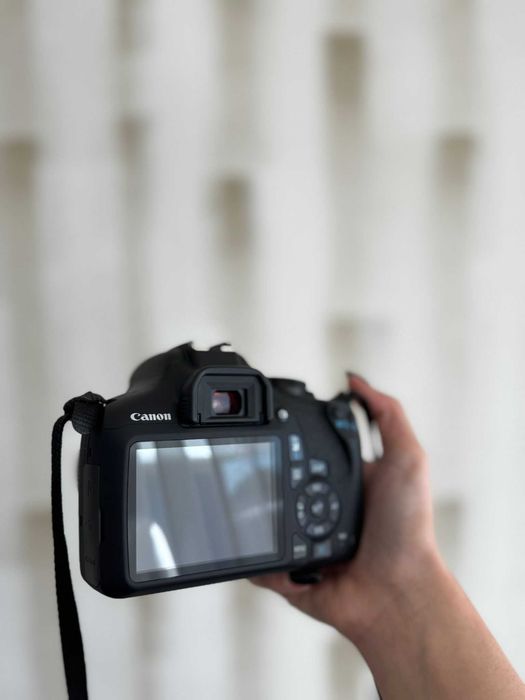 Canon EOS 2000D.