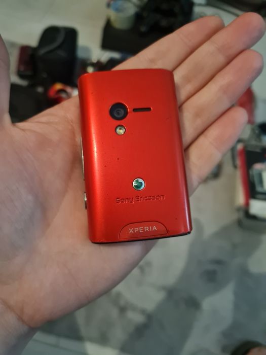 Stary retro telefon komórkowy Sony Ericsson Xperia X10 Mini E10i
