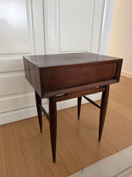 Mesa de cabeceira mid-century olaio