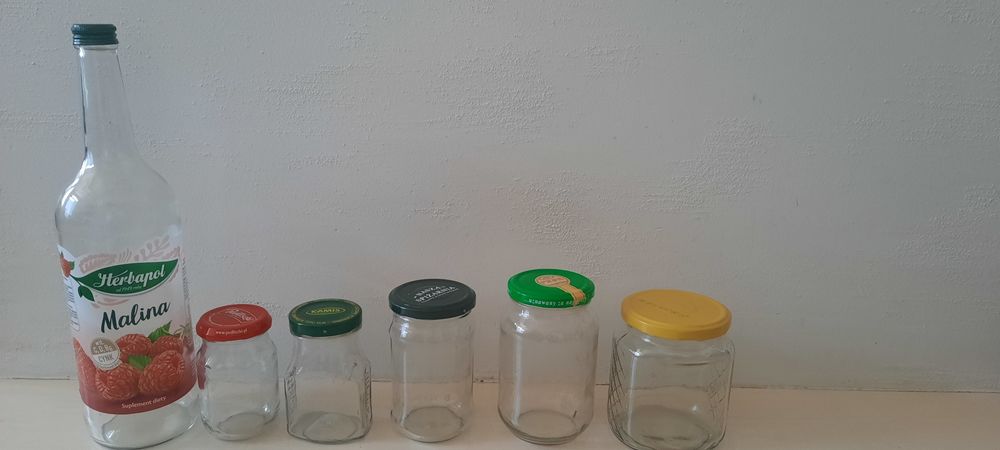 Słoiki z nakrętkami