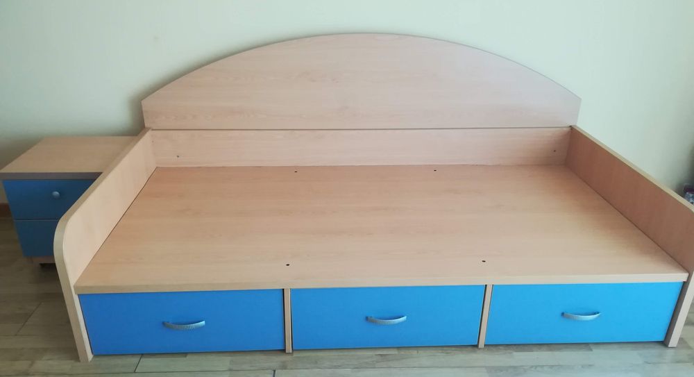 Cama individual+mesa cabeceira