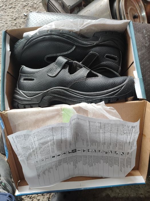 Робочі сандалі з металевим носком 46 розміру