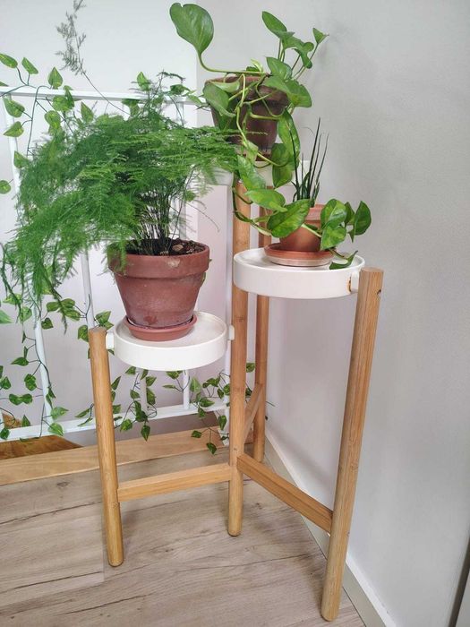 Vasos de barro com pratos para jardinagem