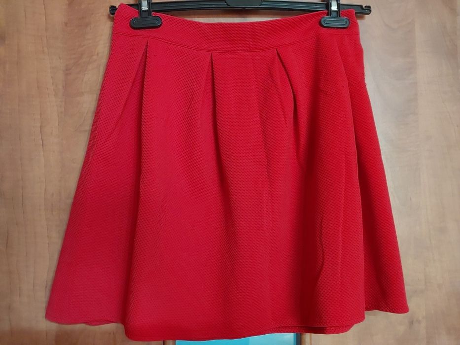 Czerwona krótka spódniczka