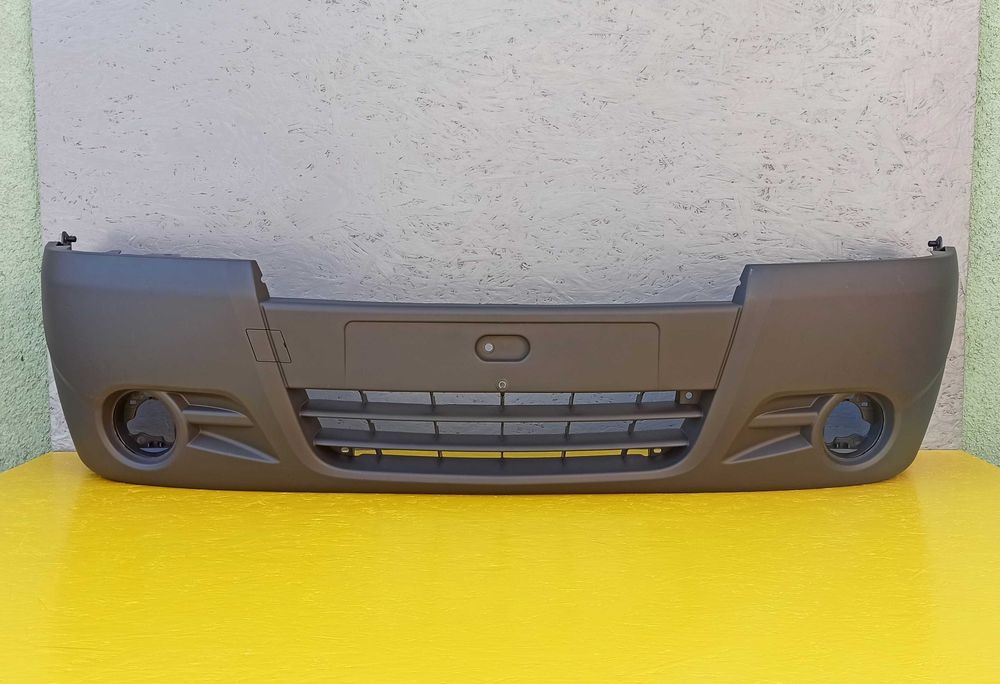 Бампер передний з отворами под ПТФ на Opel Vivaro Опель Виваро 07-14р