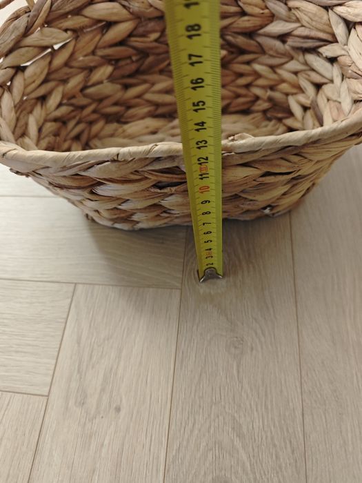 Zestaw 2 owalnych plecionych koszyków.