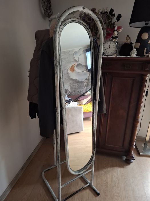 Lustro z wieszakiem na ubrania