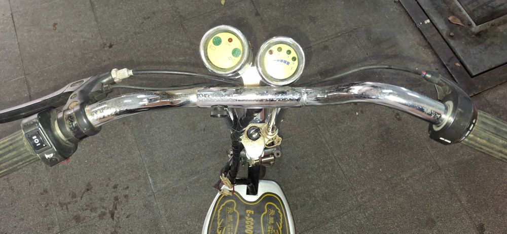 Trotineta/ scooter elétrica