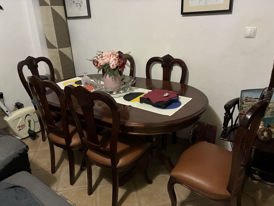 Mesa de sala de jantar mais 6 cadeiras como novo