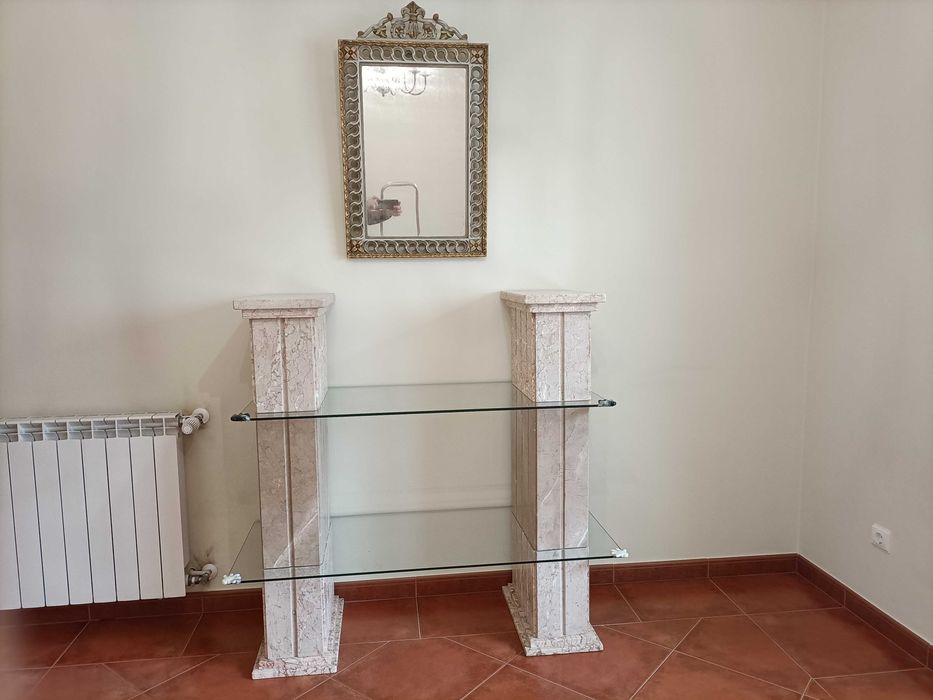 Estante em mármore e vidro