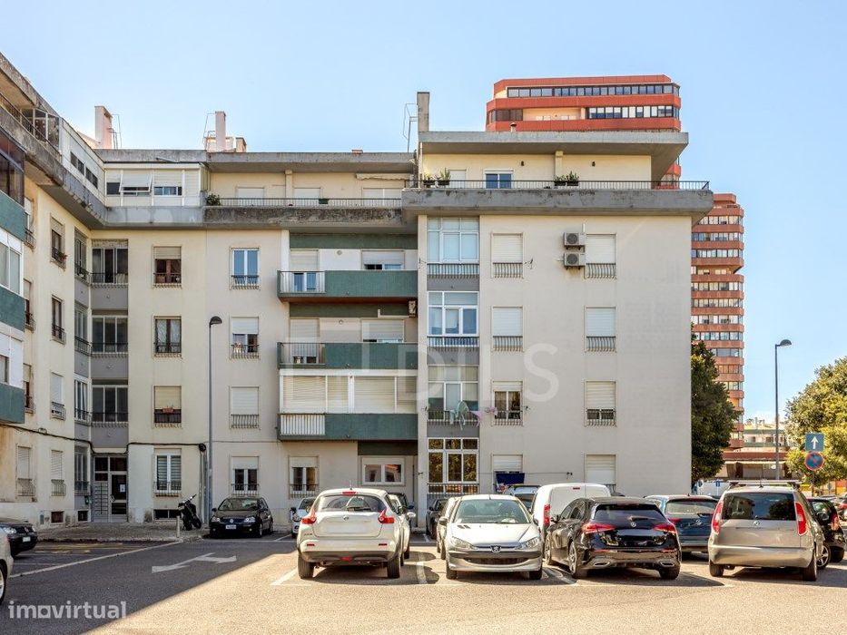 Apartamento T2 com varanda e elevador, em Oeiras.