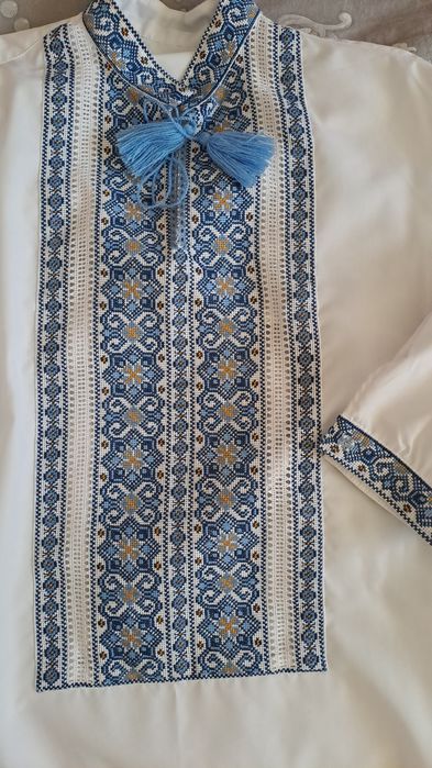 Елегантна чоловіча вишиванка з багатим синьо-блакитним орнаментом